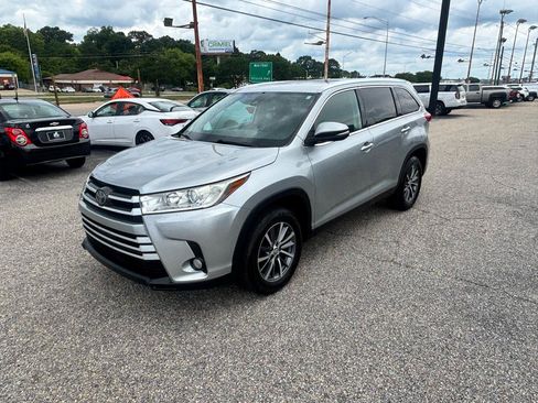 Used 2019 Toyota Highlander XLE FWD image 7