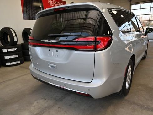 Used 2024 Chrysler Pacifica Touring-L FWD image 6
