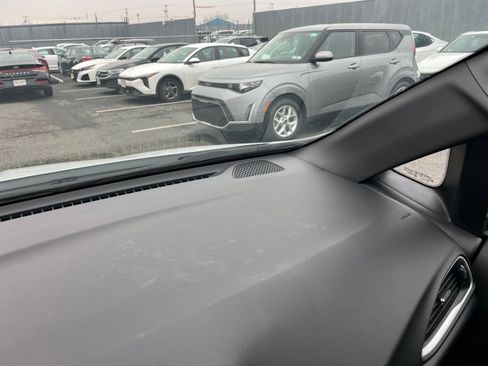 Used 2025 Chrysler Pacifica Select image 38