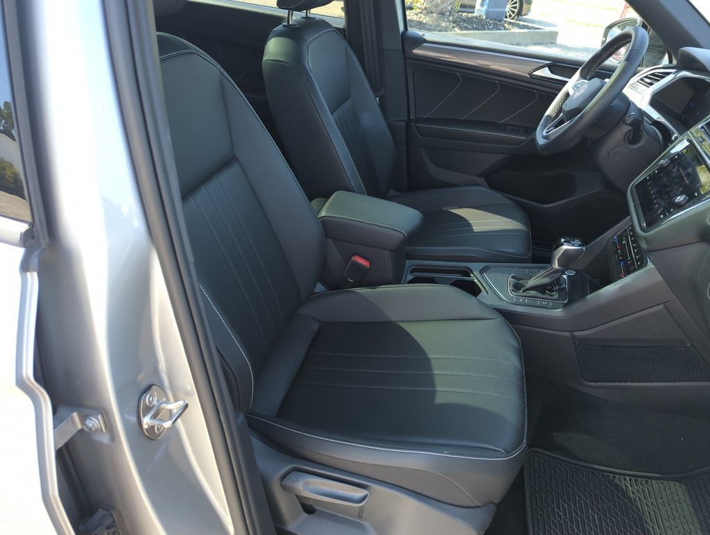 Used 2023 Volkswagen Tiguan SE R-Line FWD image 37