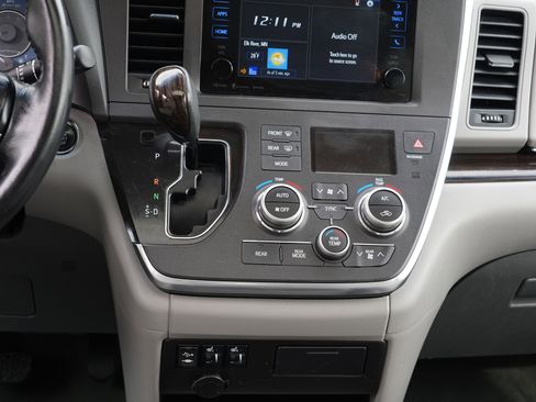 Used 2016 Toyota Sienna XLE image 20