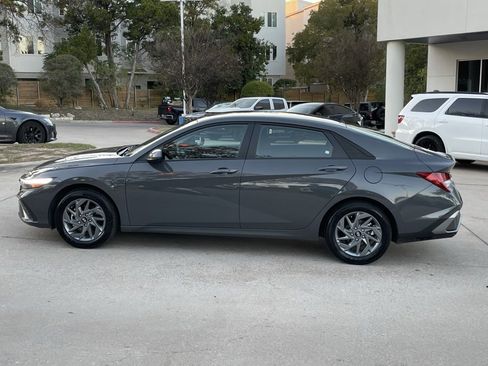 Used 2025 Hyundai Elantra Blue image 3