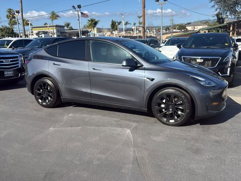 Used 2022 Tesla Model Y Long Range AWD/4WD image 3