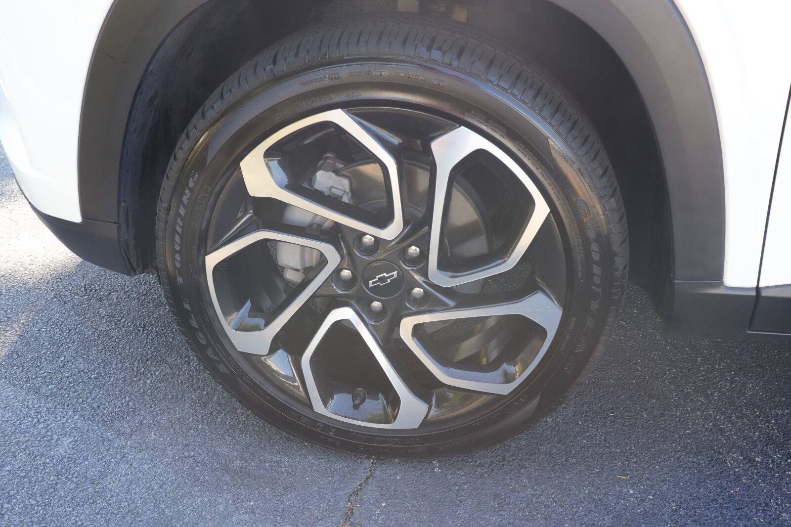 Used 2024 Chevrolet Trax RS w/ Sunroof Package FWD image 34