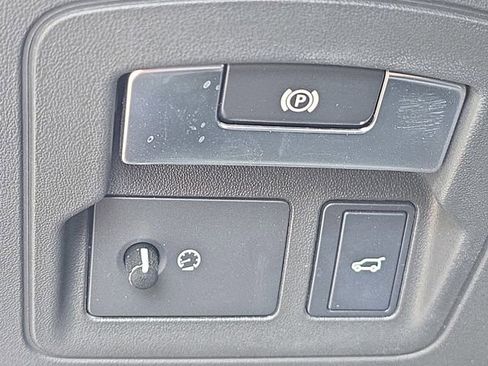 Used 2018 Land Rover Range Rover Velar R-Dynamic SE image 29