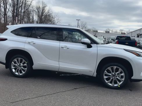 New 2026 Toyota Highlander Limited image 9