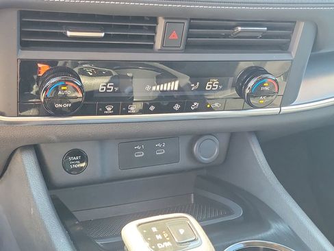 Used 2025 Nissan Rogue SV image 31