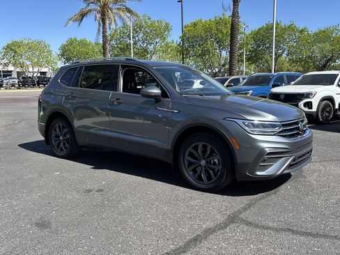 Used 2023 Volkswagen Tiguan SE w/ Panoramic Sunroof Package FWD image 6