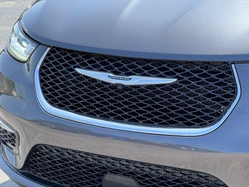 Used 2023 Chrysler Pacifica Touring FWD image 35