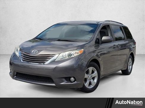 Used 2017 Toyota Sienna LE image 1