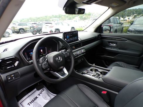 Used 2025 Honda Pilot Elite image 11