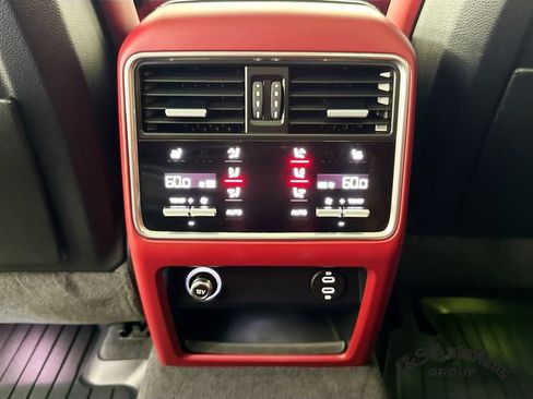 Used 2023 Porsche Cayenne Platinum Edition AWD/4WD image 32