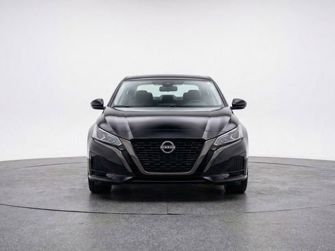 Used 2025 Nissan Altima 2.5 SV FWD image 2