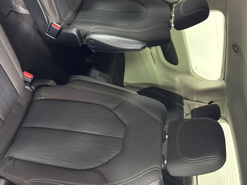 Used 2022 Chrysler Voyager LX image 22