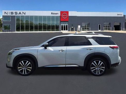Certified 2025 Nissan Pathfinder Platinum FWD image 6
