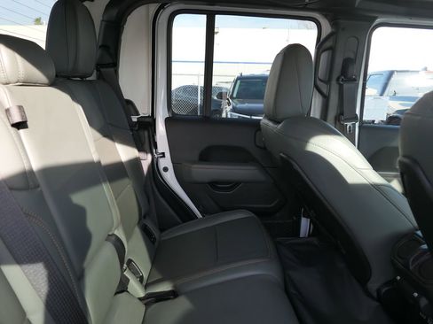 Used 2025 Jeep Gladiator Mojave w/ Convenience Group image 23