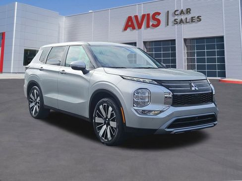 Used 2025 Mitsubishi Outlander SE image 9