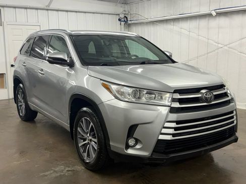 Used 2017 Toyota Highlander XLE AWD/4WD image 2