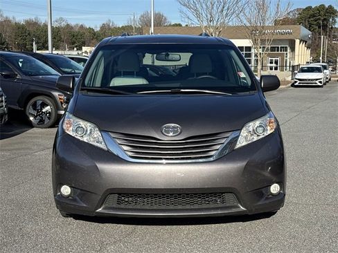 Used 2015 Toyota Sienna L image 2