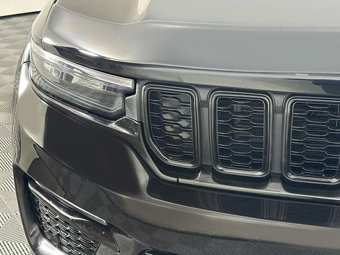 Used 2024 Jeep Grand Cherokee Limited w/ Luxury Tech Group II AWD/4WD image 3