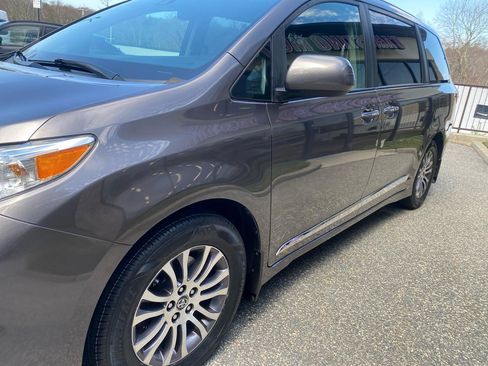 Used 2020 Toyota Sienna XLE w/ XLE Navigation Package image 36