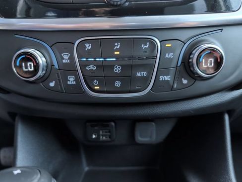 Used 2020 Chevrolet Traverse RS FWD image 19