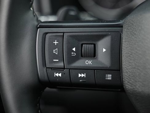 Used 2025 Nissan Rogue SV w/ SV Premium Package FWD image 33