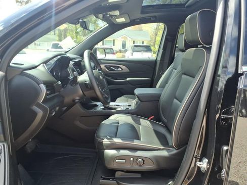 Used 2023 Chevrolet Traverse Premier FWD image 18