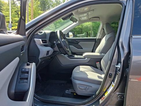 Used 2021 Toyota Highlander L AWD/4WD image 13