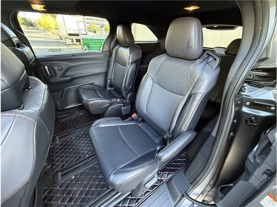 Used 2021 Toyota Sienna XSE FWD image 12