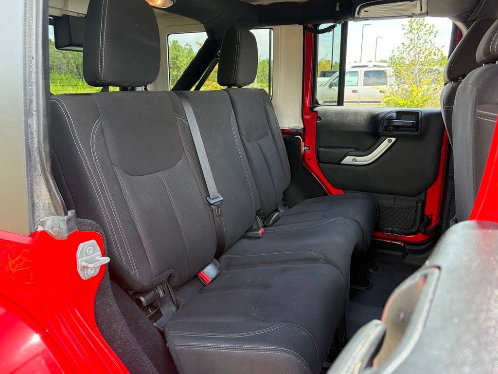 Used 2018 Jeep Wrangler Unlimited Sahara w/ Connectivity Group AWD/4WD image 41