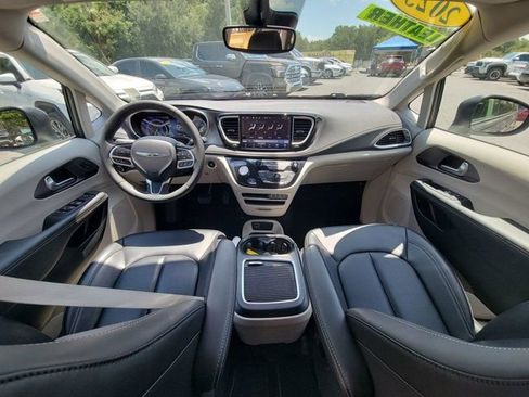 Used 2023 Chrysler Pacifica Touring-L FWD image 2