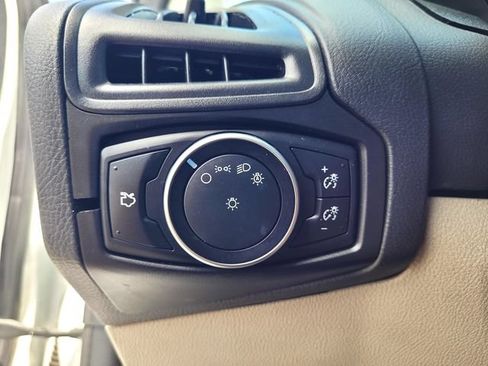 Used 2016 Ford Focus SE w/ SE Power Seat Package FWD image 14