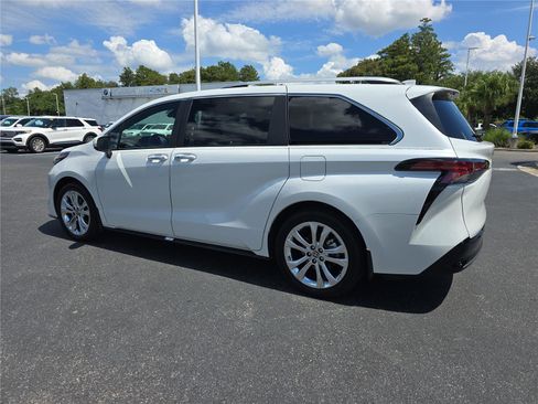 Used 2024 Toyota Sienna Platinum image 6