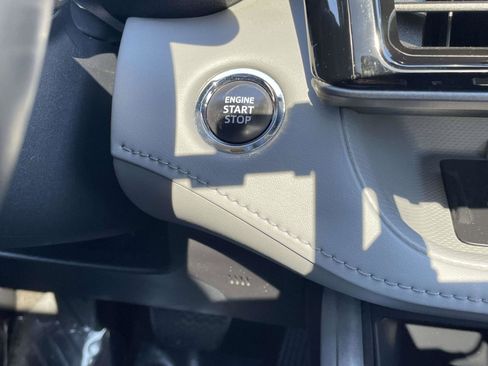 Used 2023 Toyota Highlander XLE AWD/4WD image 29