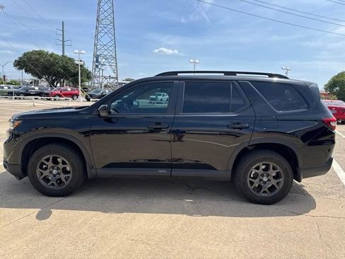 Used 2025 Honda Pilot TrailSport image 4