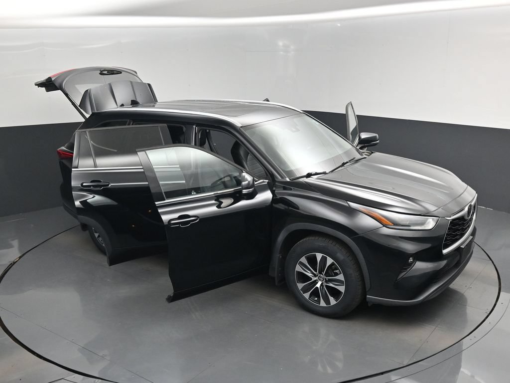 Used 2021 Toyota Highlander XLE AWD/4WD image 19
