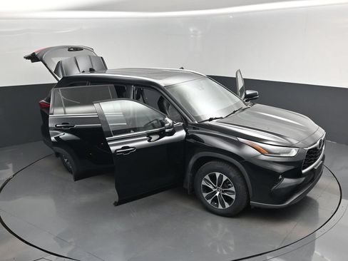 Used 2021 Toyota Highlander XLE AWD/4WD image 19