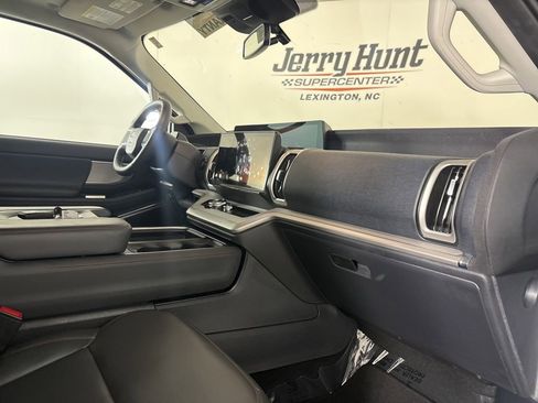 Used 2025 Ford Expedition Active AWD/4WD image 32