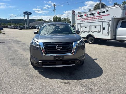 Used 2022 Nissan Pathfinder SL AWD/4WD image 2
