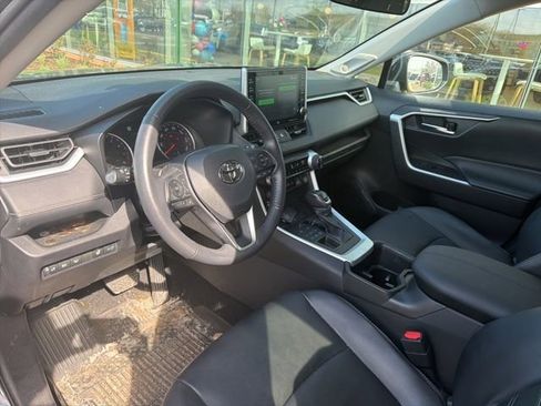 Used 2022 Toyota RAV4 XLE Premium image 9