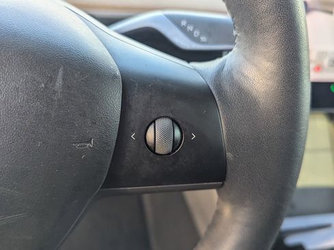 Used 2021 Tesla Model Y Long Range image 17