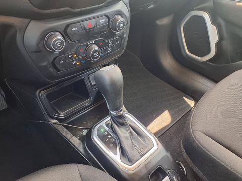 Used 2018 Jeep Renegade Latitude FWD image 25