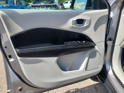 Used 2018 Jeep Compass Latitude w/ Cold Weather Group AWD/4WD image 19