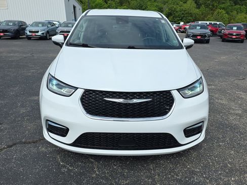 Used 2023 Chrysler Pacifica Touring-L FWD image 3