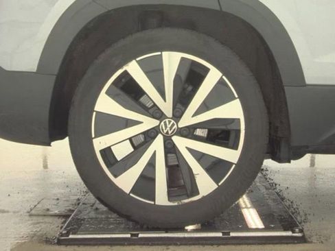 Used 2024 Volkswagen Taos SE image 21