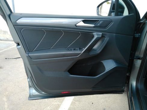 Used 2022 Volkswagen Tiguan SE w/ Panoramic Sunroof Package FWD image 15