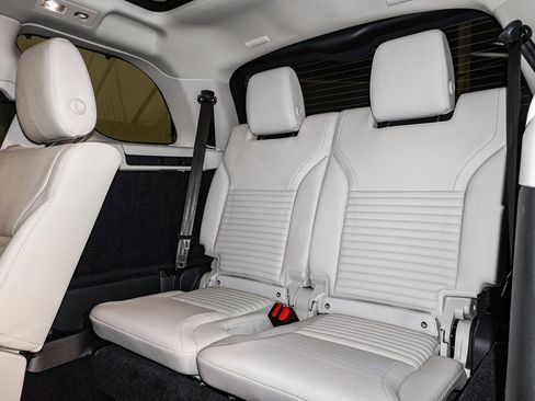 Used 2025 Land Rover Discovery S image 18