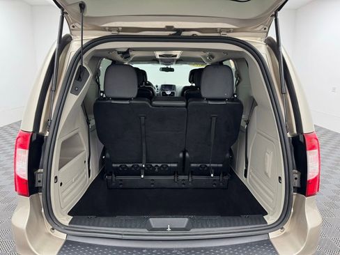 Used 2014 Chrysler Town & Country Touring image 9