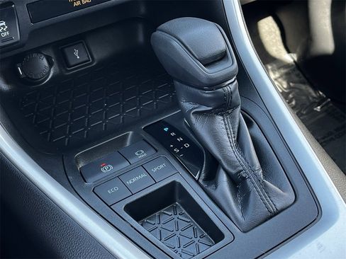 Used 2020 Toyota RAV4 XLE w/ Convenience Package image 17